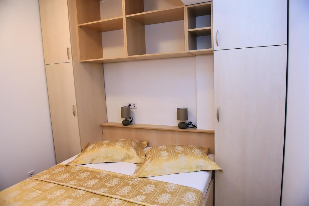 Apartments Zdjelar โปเรช ภายนอก รูปภาพ