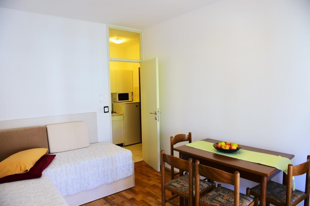 Apartments Zdjelar โปเรช ภายนอก รูปภาพ