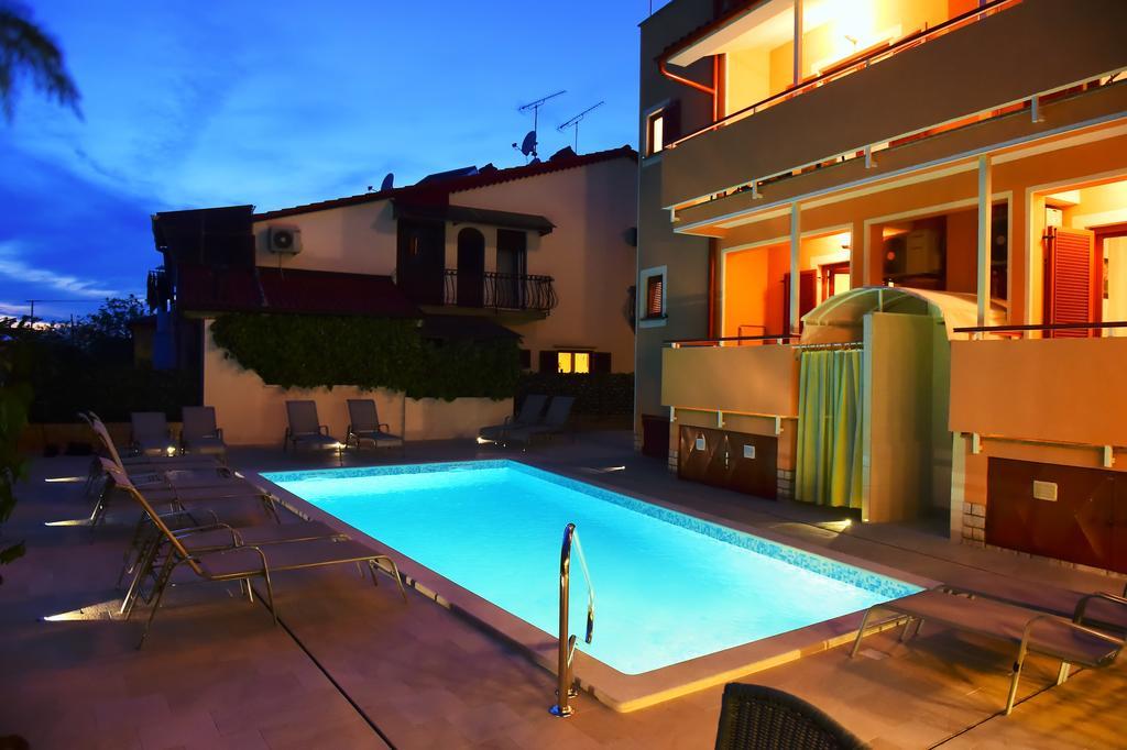 Apartments Zdjelar โปเรช ภายนอก รูปภาพ