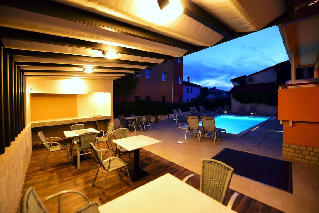 Apartments Zdjelar โปเรช ภายนอก รูปภาพ