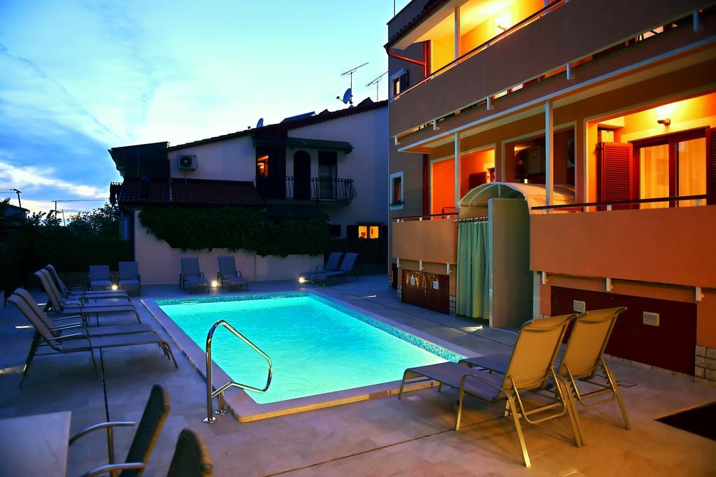 Apartments Zdjelar โปเรช ภายนอก รูปภาพ